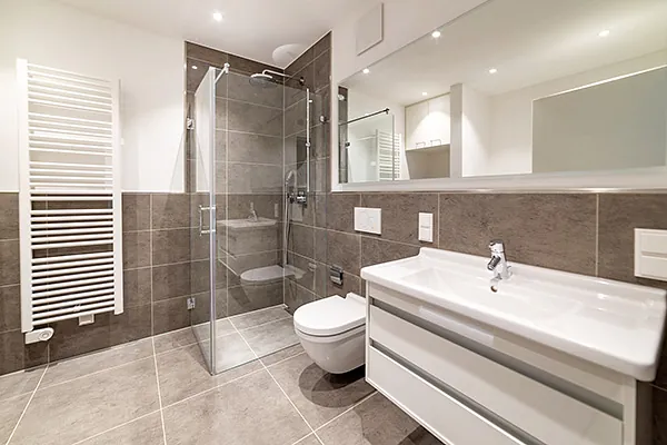 Modernes neues Badezimmer 